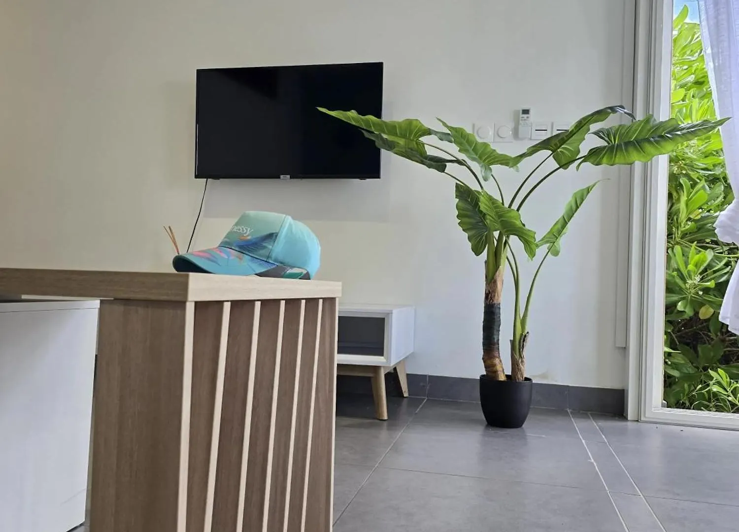 Cozy Apartment In Baie Nettle With Pool