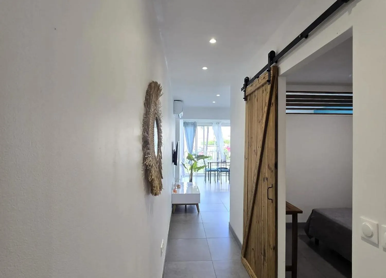Cozy Apartment In Baie Nettle With Pool